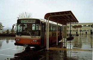 �V�����w�O�̃o�X��Ɏ~���Ă��铌���o�X